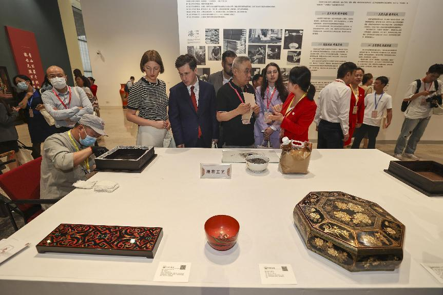 2023年5月28日，北京，推光漆器匠人為駐華使節(jié)展示技藝。
