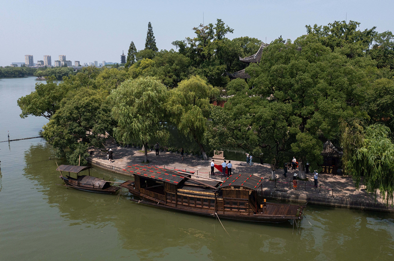 2022年7月27日，南湖紅船?？吭谡憬〖闻d市南湖旅游區(qū)的湖心島旁。