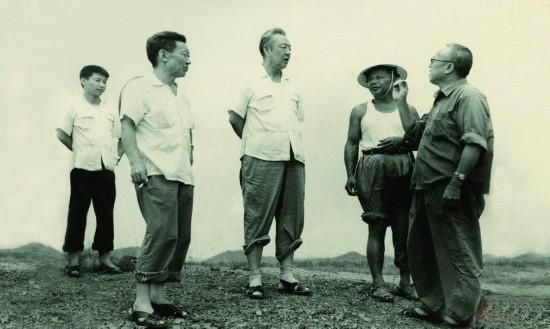 1978年8月，習(xí)仲勛（左三）在廣東惠陽(yáng)農(nóng)村調(diào)研。在清華大學(xué)讀書的習(xí)近平（左一）利用暑假時(shí)間參加社會(huì)實(shí)踐，隨同父親一起下鄉(xiāng)。
