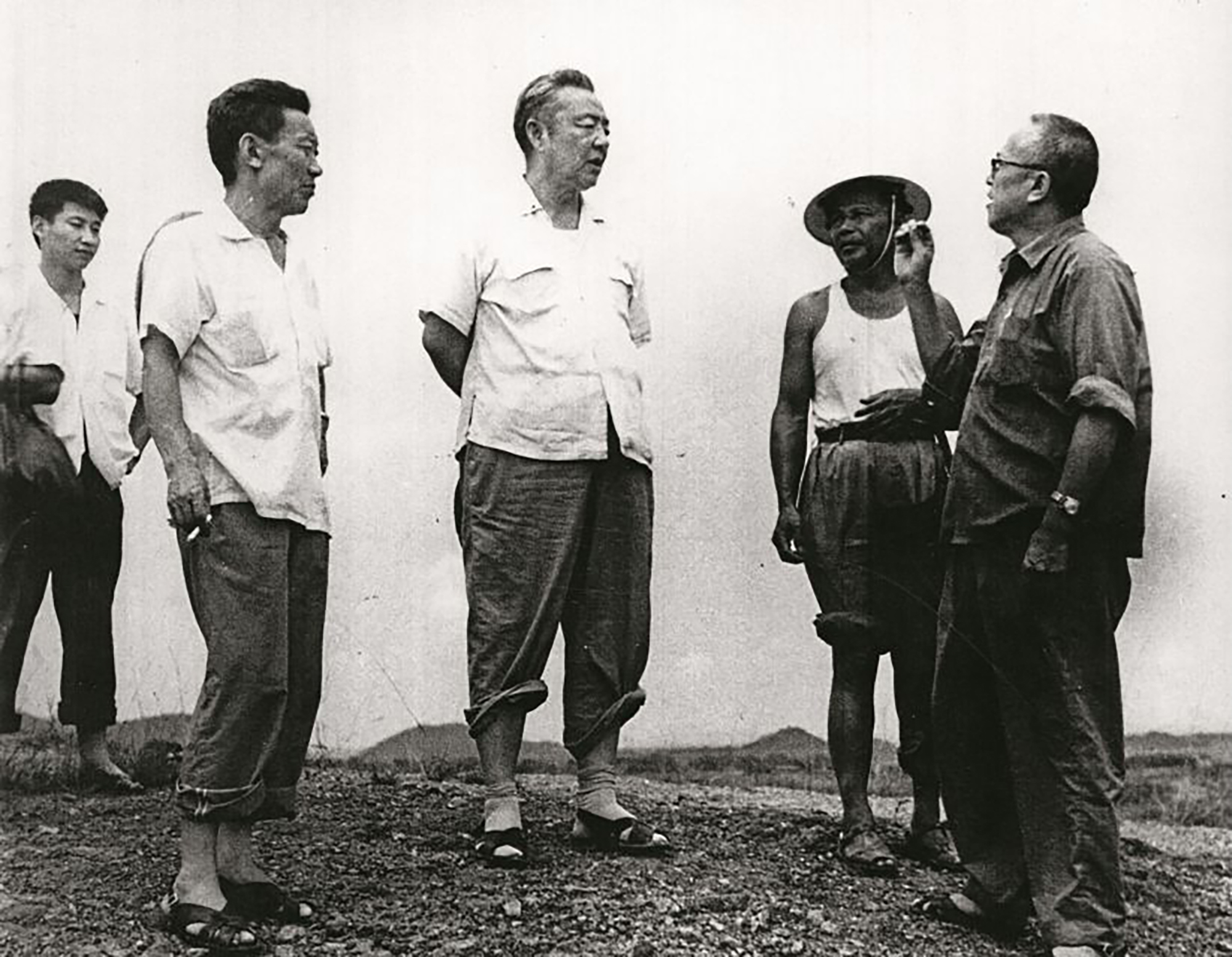 1978年8月5日，習(xí)仲勛（中）在廣東惠陽地區(qū)調(diào)研。左二為廣東省委農(nóng)村工作部副部長(zhǎng)杜瑞芝，右一為惠陽地委書記李富林。 左一為當(dāng)時(shí)正在清華大學(xué)暑期的習(xí)近平。
