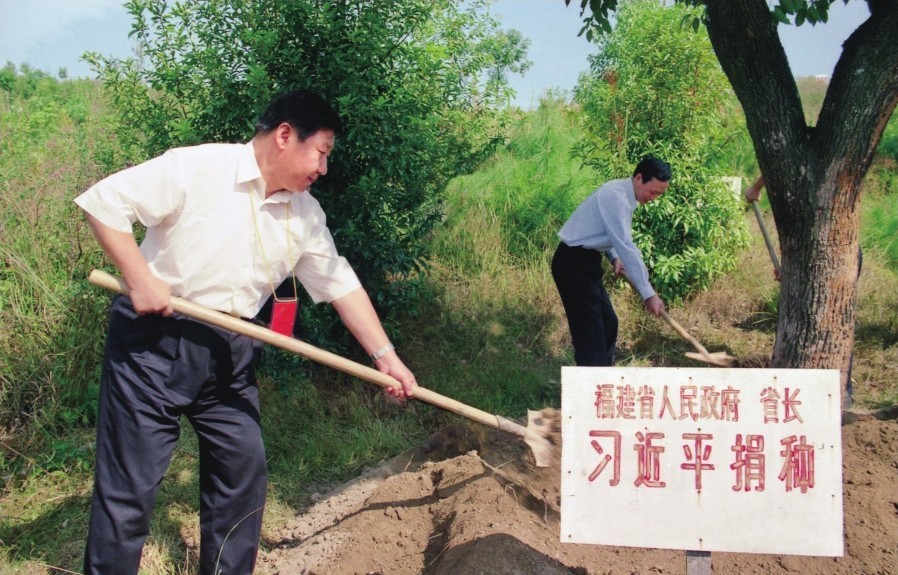 2001年10月，習(xí)近平在龍巖市長(zhǎng)汀縣調(diào)研水土流失治理工作，在河田世紀(jì)生態(tài)園為樹(shù)培土。圖源：《習(xí)近平在福建（下）》
