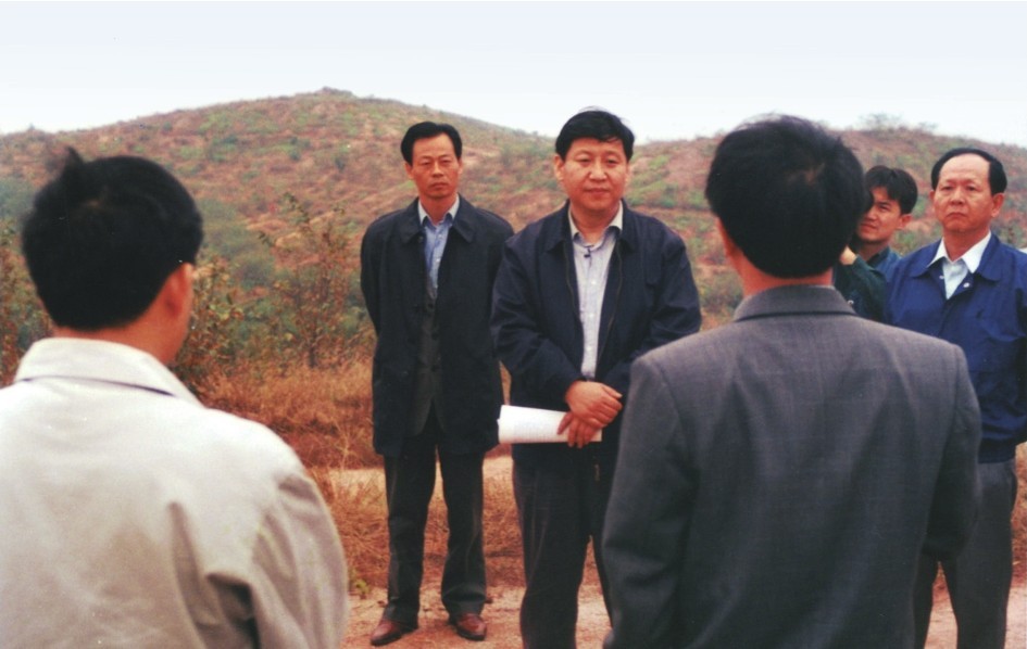 1999年11月，習(xí)近平在龍巖市長(zhǎng)汀縣河田水土流失治理區(qū)調(diào)研。圖源：《習(xí)近平在福建（下）》