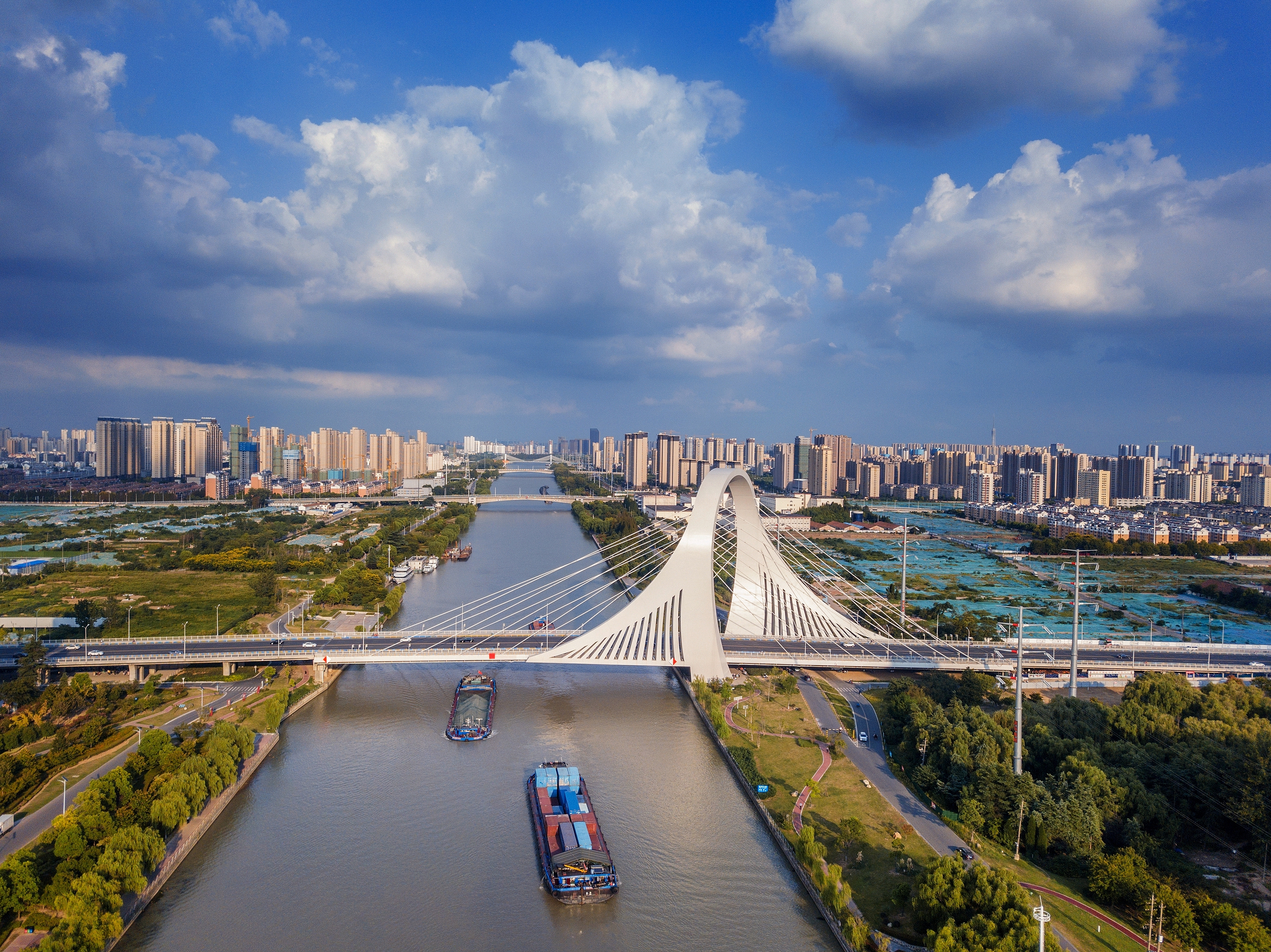 2022年9月12日，幾艘船舶行駛在江蘇淮安運(yùn)河大橋附近。
