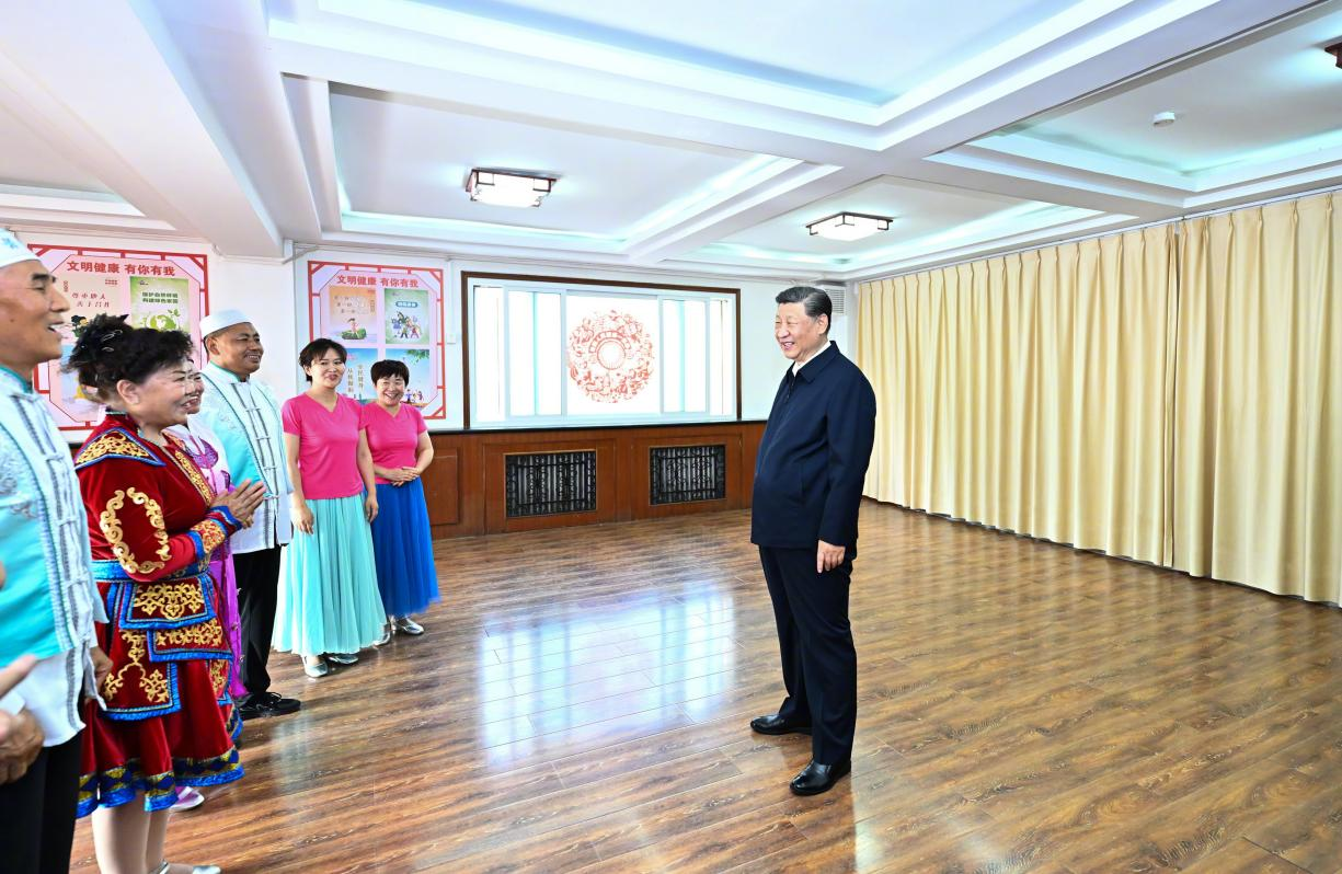 6月19日下午，習近平總書記在銀川市金鳳區(qū)長城花園社區(qū)活動室考察時，同社區(qū)居民親切交流。