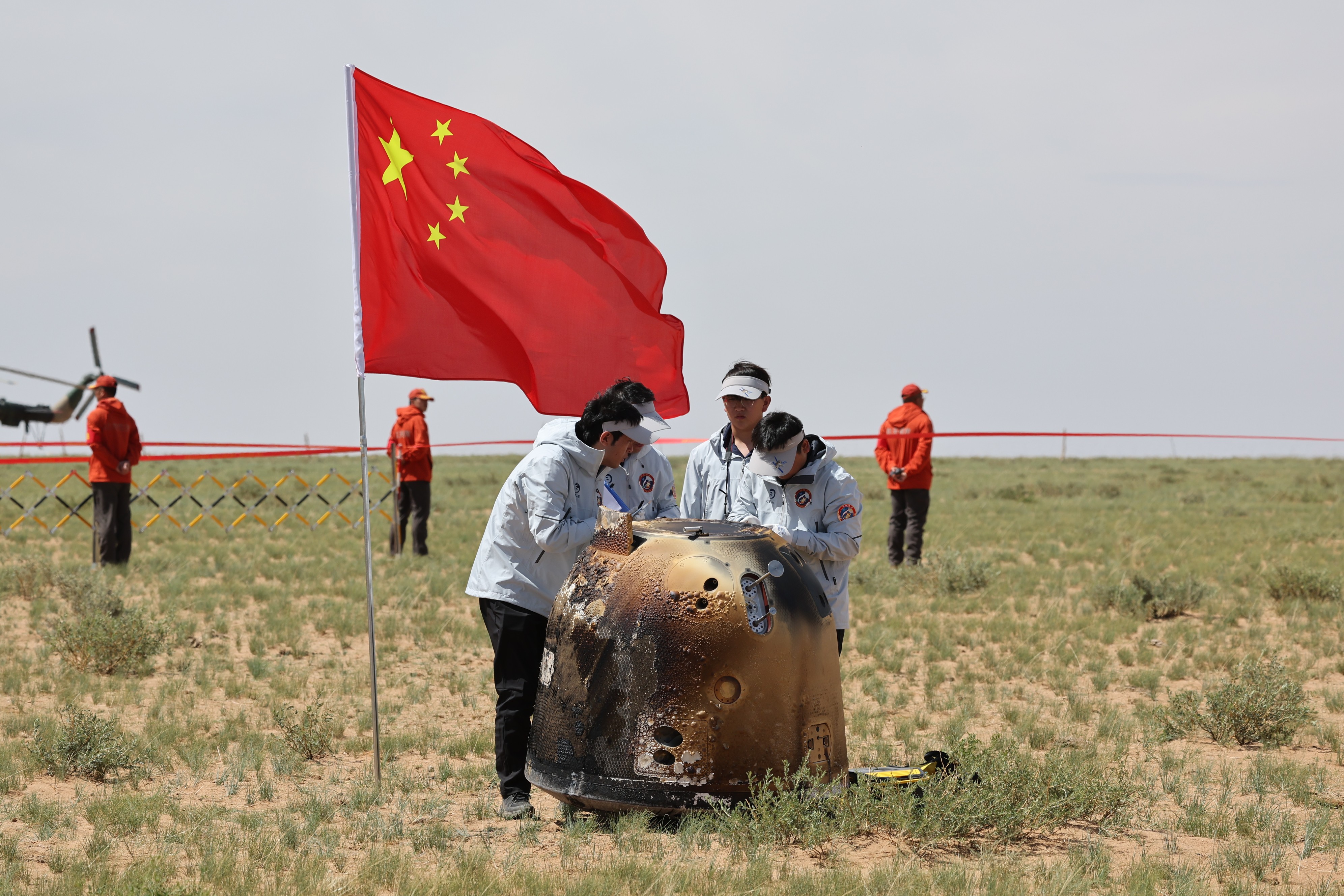 6月25日拍攝的嫦娥六號返回器回收現(xiàn)場。
