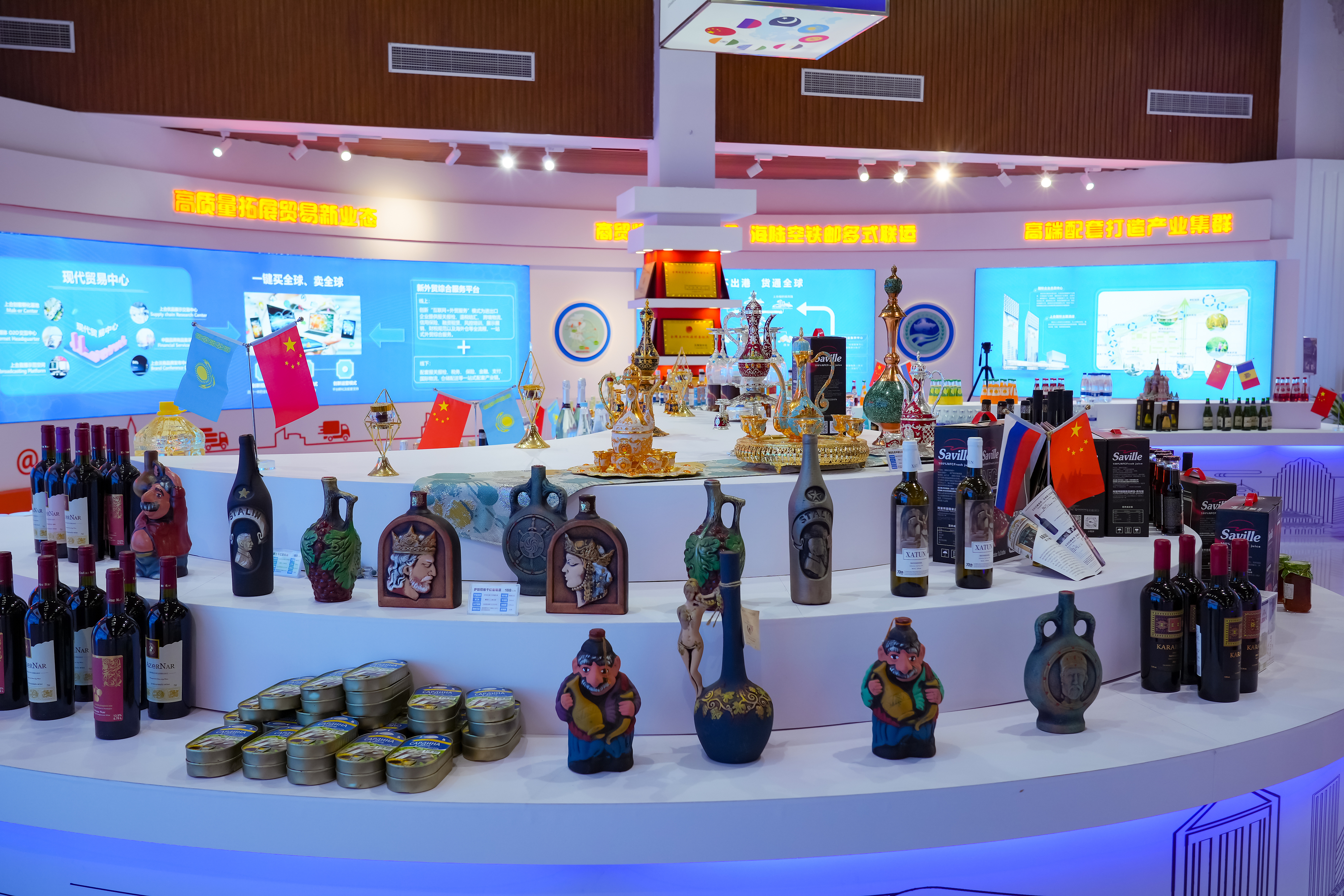 2022年10月19日，青島，上合示范區(qū)展出的上合國家特色商品。