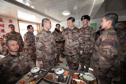 2014年1月26日中午，習(xí)近平來(lái)到連隊(duì)食堂，同戰(zhàn)士們一起用餐。新華社記者 李剛 攝