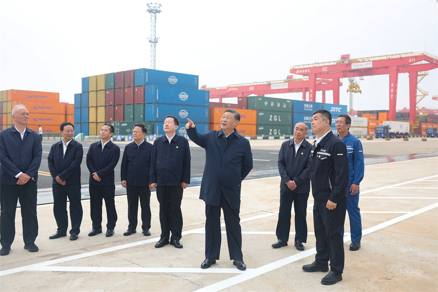 2024年5月22日至24日，中共中央總書記、國家主席、中央軍委主席習近平在山東考察。這是22日下午，習近平在日照港察看全自動化集裝箱碼頭作業(yè)場景。新華社記者 鞠鵬 攝