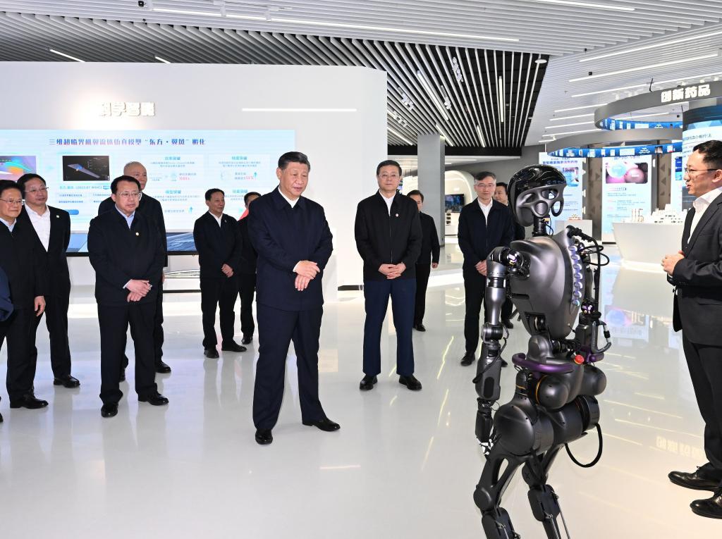 2023年11月28日下午，習(xí)近平在浦東新區(qū)張江科學(xué)城參觀上?？萍紕?chuàng)新成果展。新華社記者 謝環(huán)馳 攝
