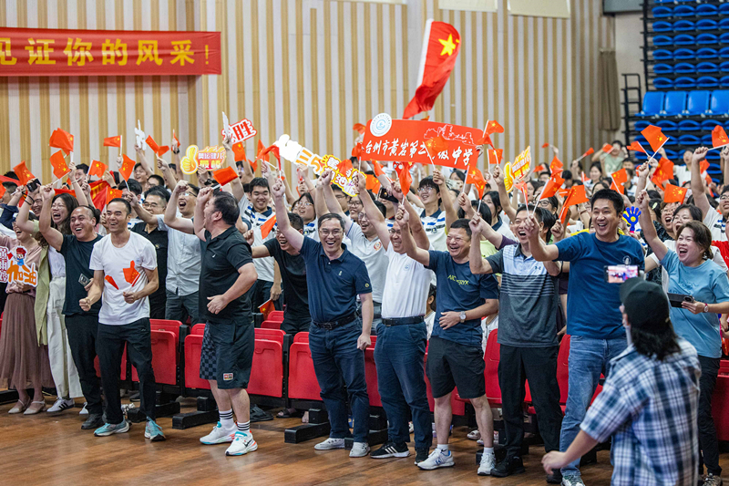 北京時(shí)間7月27日，2024年巴黎奧運(yùn)會(huì)首個(gè)比賽日，在射擊10米氣步槍混合團(tuán)體比賽中，中國選手黃雨婷/盛李豪獲得金牌。圖為黃雨婷的母校師生們通過收看奧運(yùn)直播的方式為她加油助威。
