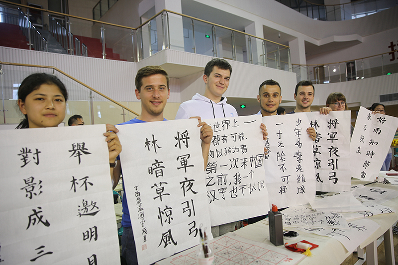 2017年6月5日，來自青島大學(xué)和中國石油大學(xué)（華東）的外國留學(xué)生在展示剛剛現(xiàn)場完成的書法作品。