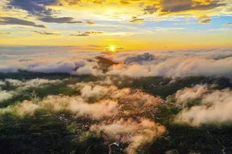 圖為云霧繚繞的軍營村，群山盡翠，紅瓦掩映。廈門市委宣傳部供圖