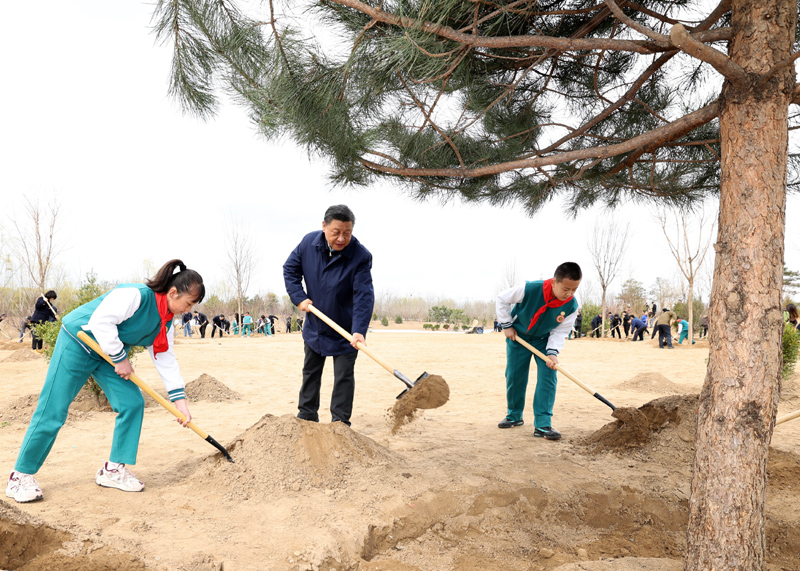 2022年3月，習(xí)近平總書記來到北京市大興區(qū)黃村鎮(zhèn)參加首都義務(wù)植樹活動，同大家一起植樹。新華社記者 黃敬文 攝