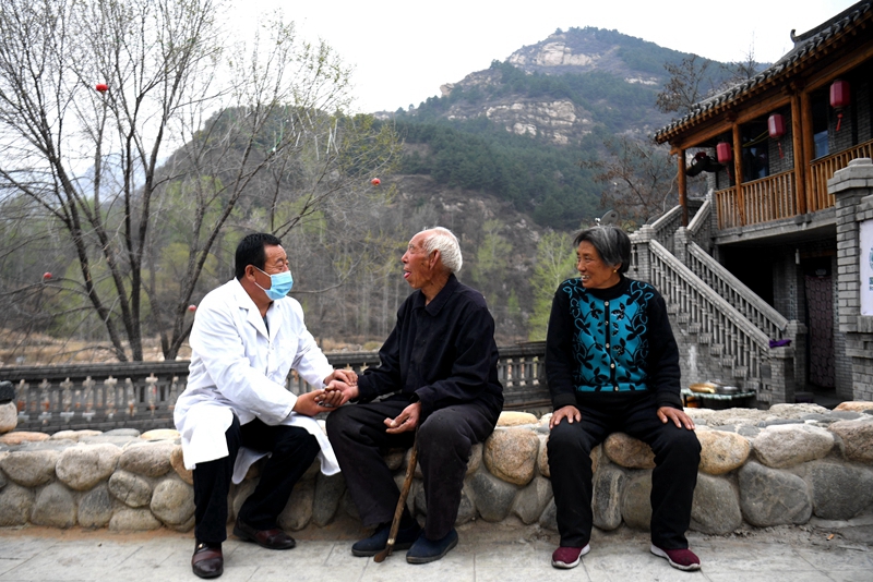 2020年4月15日，在河北阜平縣龍泉關(guān)鎮(zhèn)駱駝灣村，村醫(yī)霍建國為村民把脈。