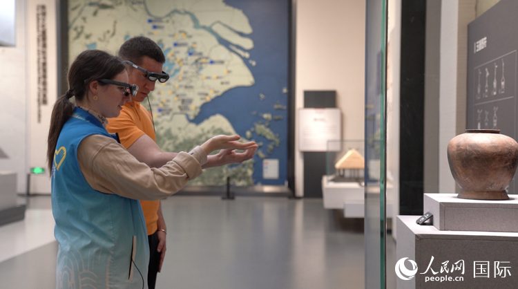 人民網(wǎng)外籍專家在良渚博物院體驗(yàn)AR眼鏡。人民網(wǎng)記者 袁蒙攝