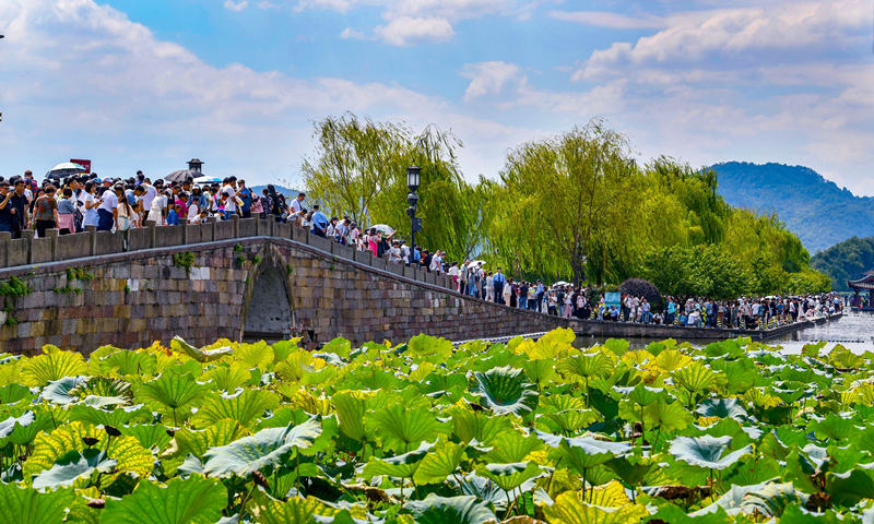 2024年10月4日，杭州西湖景區(qū)迎來(lái)國(guó)慶假期旅游高峰。