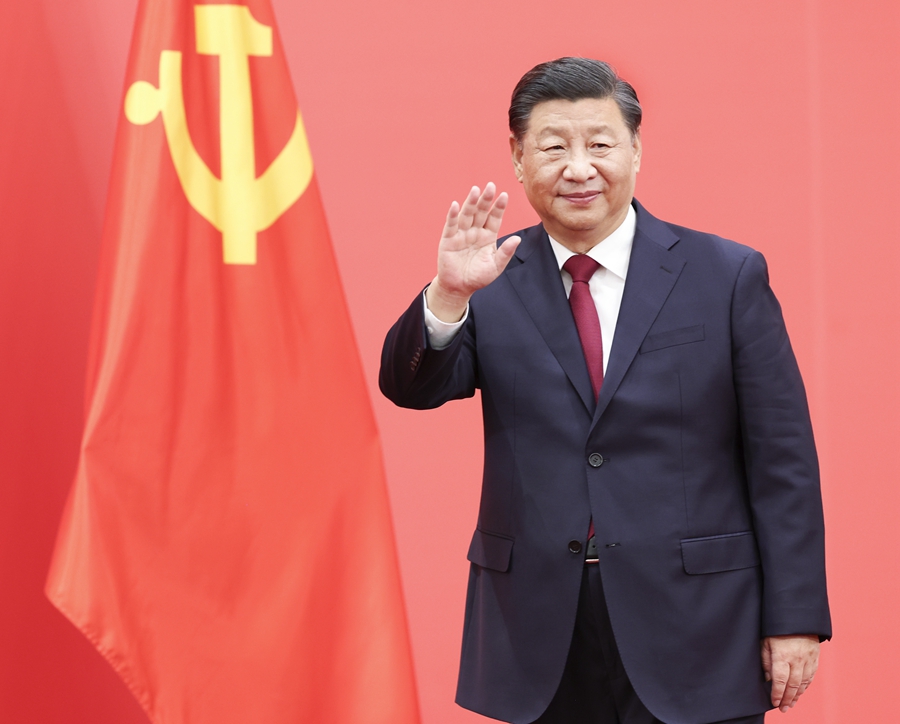2022年10月23日，習(xí)近平在北京人民大會堂同采訪中共二十大的中外記者親切見面。