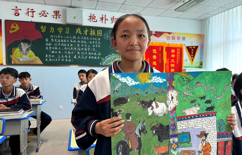 果洛西寧民族中學(xué)學(xué)生尼東拉毛在主題思政課上展示表現(xiàn)現(xiàn)代化家鄉(xiāng)的作品。