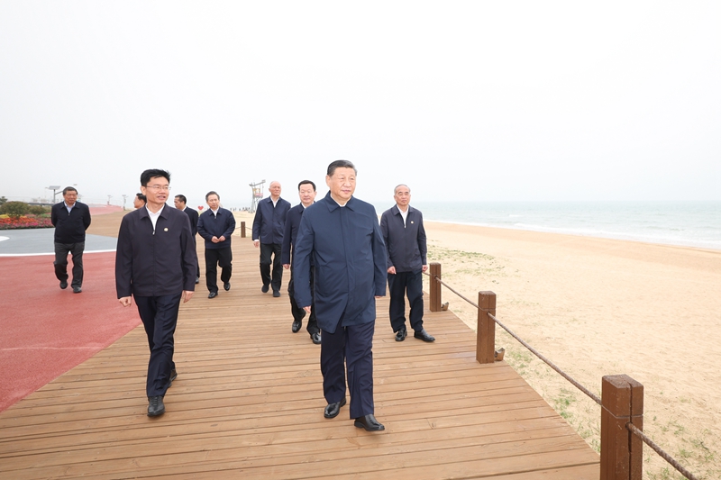 2024年5月22日，習(xí)近平總書記在山東日照陽光海岸綠道考察。
