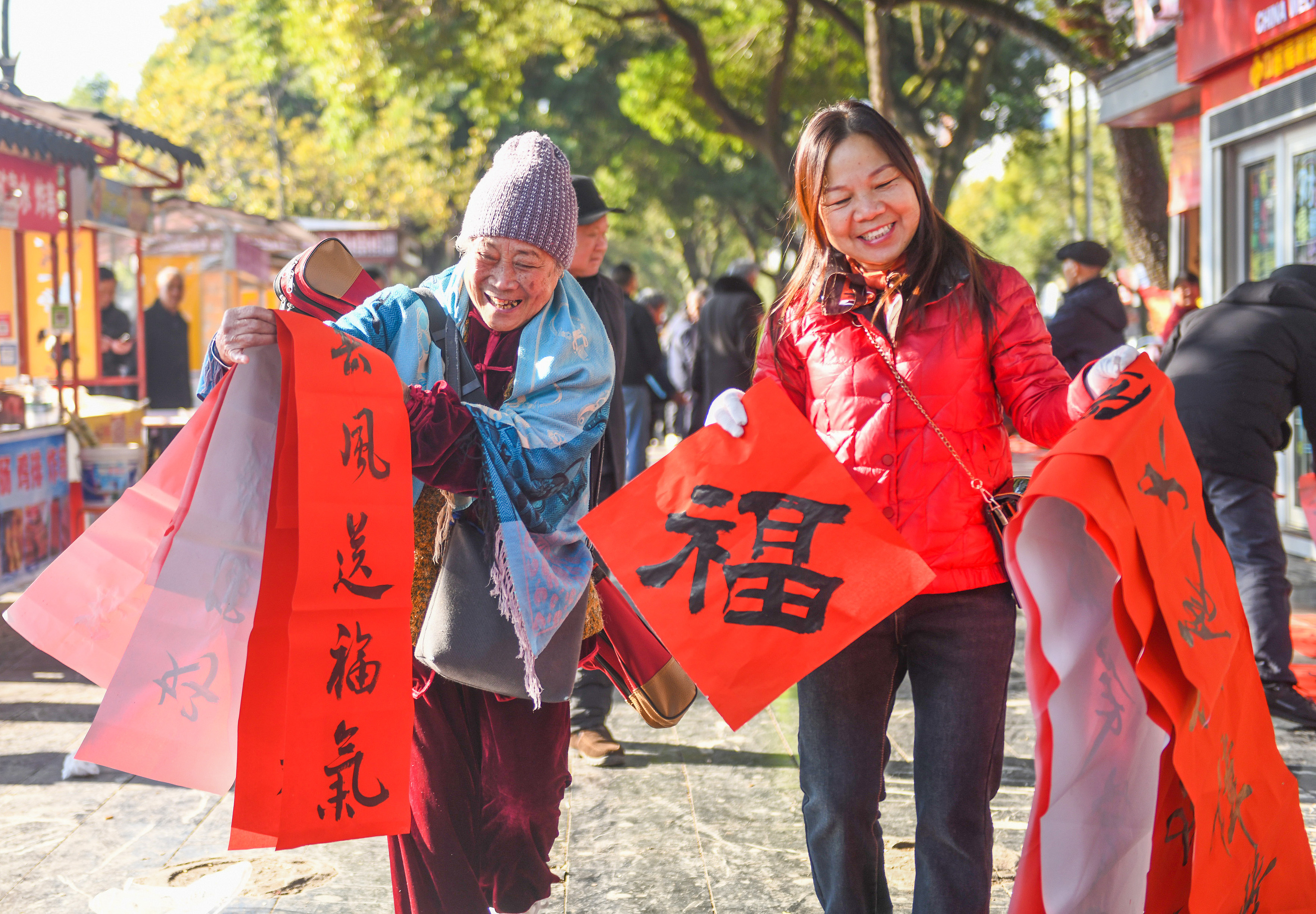2025年1月13日，在湖南省永州市道縣西洲公園義工崗?fù)?，市民們領(lǐng)到了書(shū)法志愿者為大家書(shū)寫(xiě)的春聯(lián)。