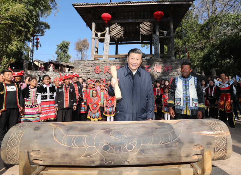 2020年1月19日，習(xí)近平總書(shū)記在云南省騰沖市清水鄉(xiāng)三家村中寨司莫拉佤族村廣場(chǎng)上，敲響三聲佤族木鼓，祝福來(lái)年風(fēng)調(diào)雨順、國(guó)泰民安。