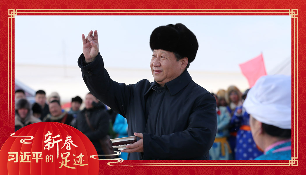 2014年1月27日，習近平總書記在內(nèi)蒙古錫林浩特市寶力根蘇木（鄉(xiāng)）參加冬季那達慕“五畜祈?！眱x式。