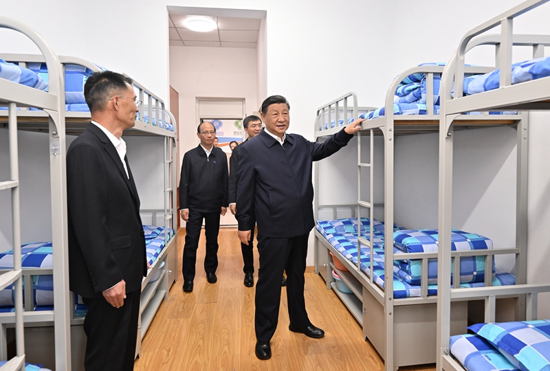 2024年6月18日下午，習近平總書記在青海果洛西寧民族中學宿舍樓察看學生住宿條件。