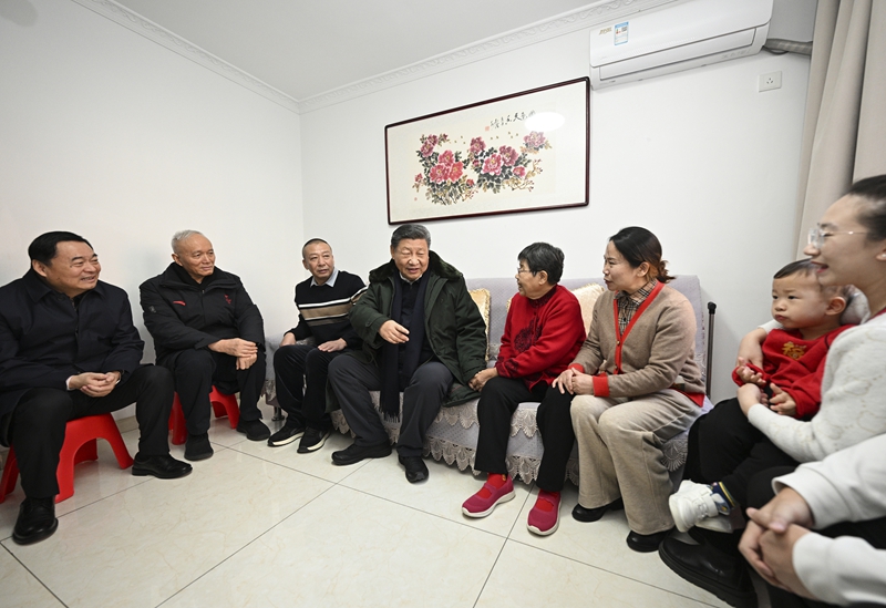 2025年1月23日上午，習近平總書記在遼寧沈陽大東區(qū)長安街道長安小區(qū)考察時，走進居民郎素蘭家中看望。