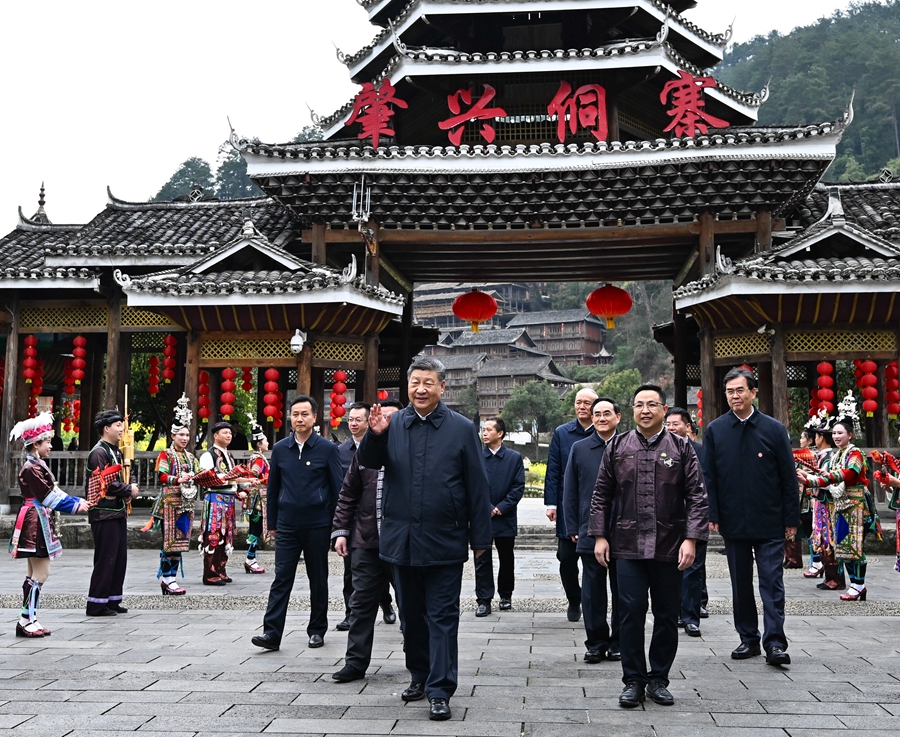 2025年3月17日下午，習(xí)近平在黔東南州黎平縣肇興侗寨考察時(shí)，在寨門口向身著民族盛裝歡迎的村民揮手致意。新華社記者 燕雁 攝