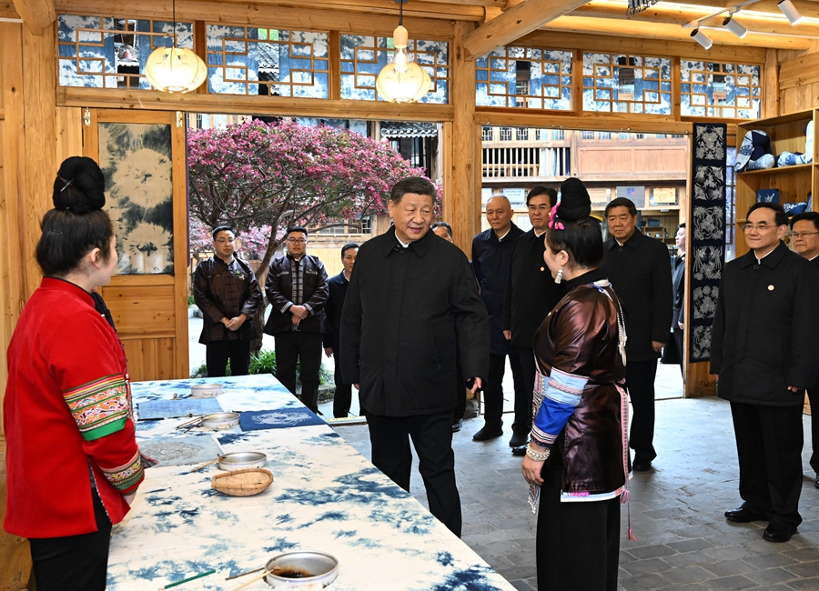2025年3月17日下午，習(xí)近平在黔東南州黎平縣肇興侗寨侗鄉(xiāng)特色產(chǎn)業(yè)基地考察。新華社記者 謝環(huán)馳 攝