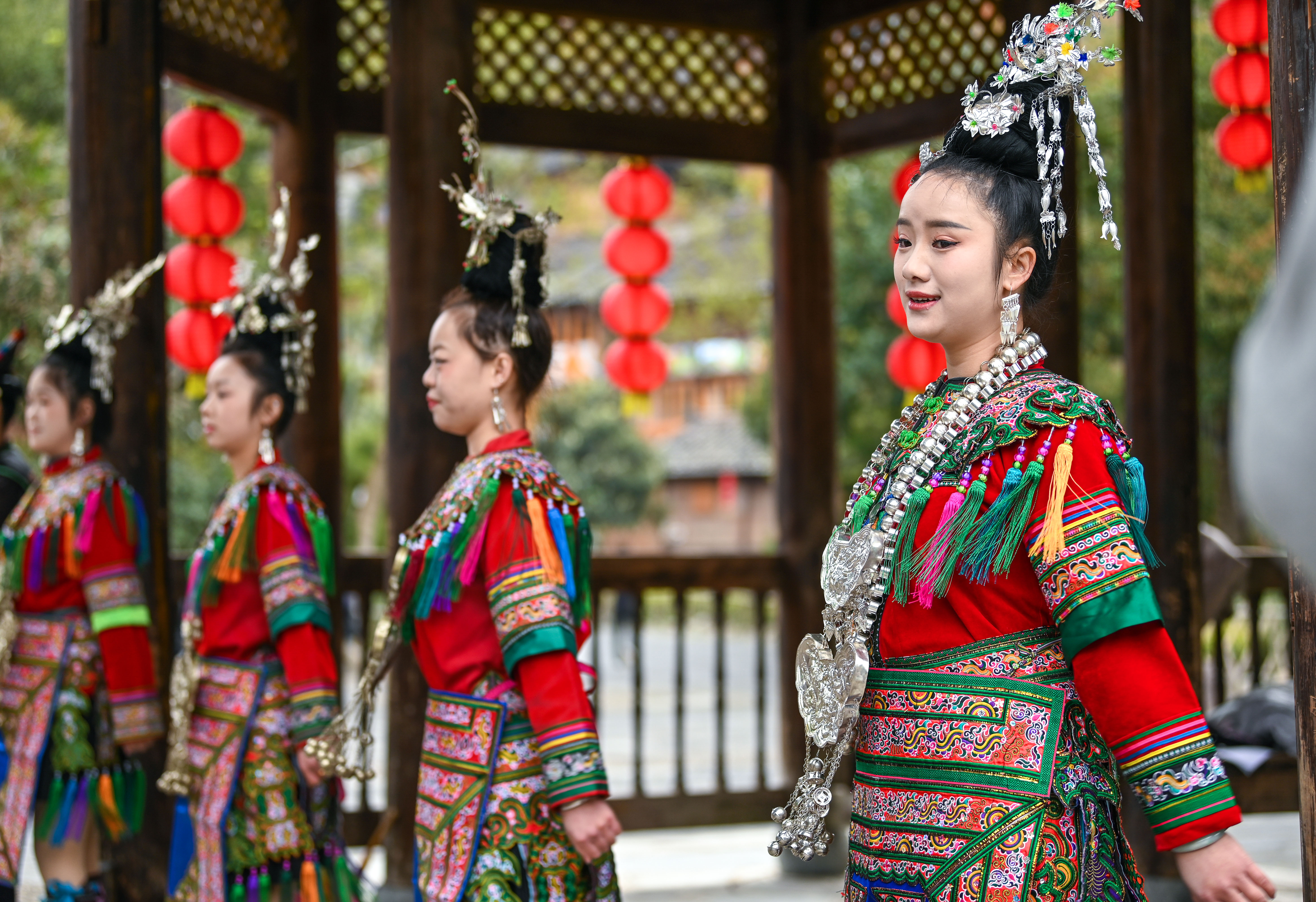  2025年3月18日，侗族群眾在貴州省黎平縣肇興侗寨給游客演唱侗族大歌。