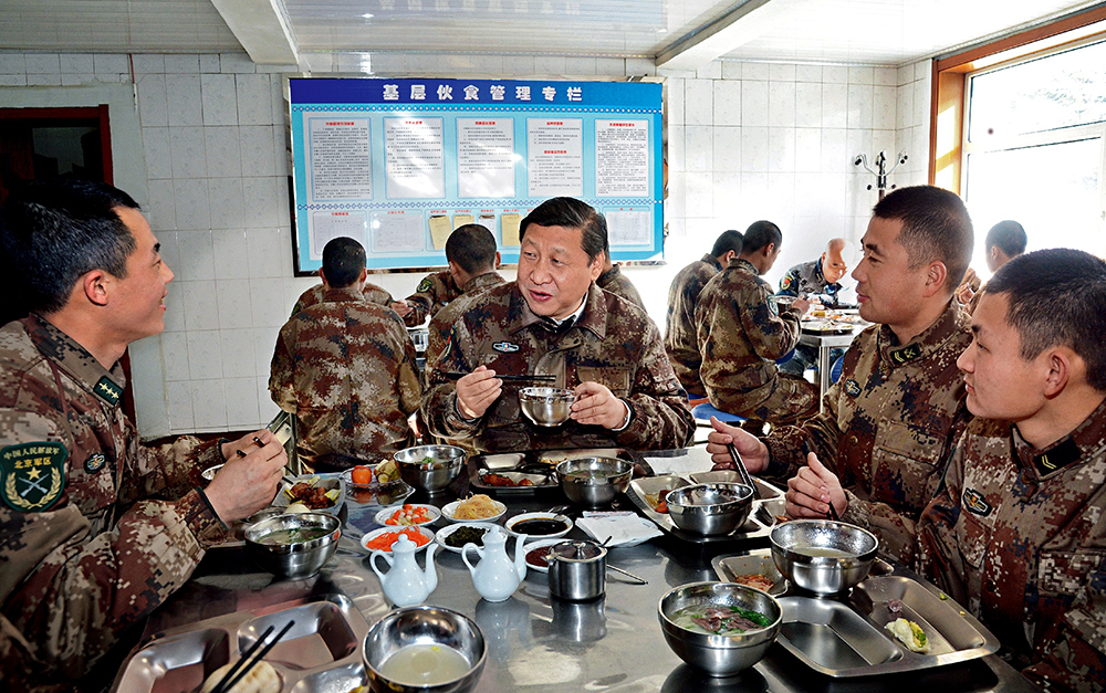 2014年1月26日，習(xí)近平主席專(zhuān)程來(lái)到內(nèi)蒙古軍區(qū)邊防某部，親切看望慰問(wèn)戍邊官兵。這是在連隊(duì)食堂，習(xí)近平主席同戰(zhàn)士們一起用餐。