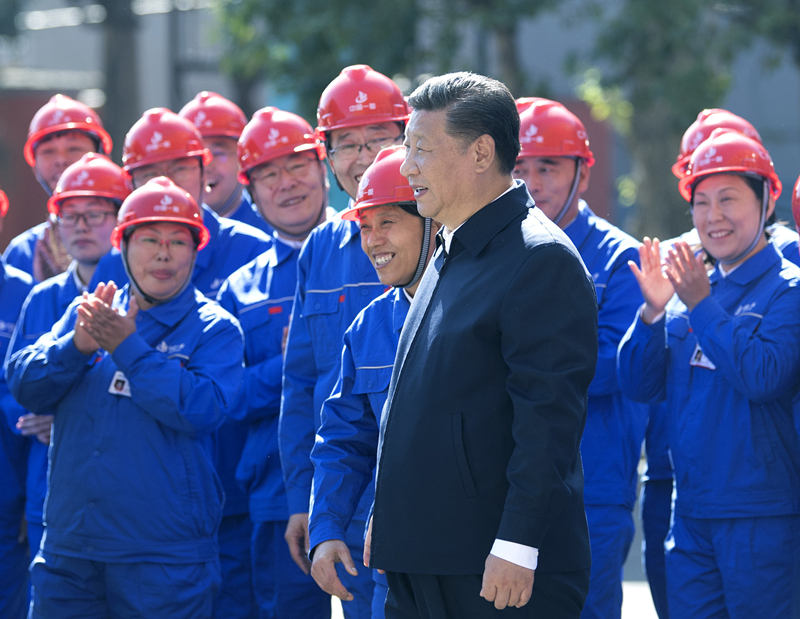 2018年9月26日，在中國一重集團，習(xí)近平總書記走到工人中間，同大家親切交流。