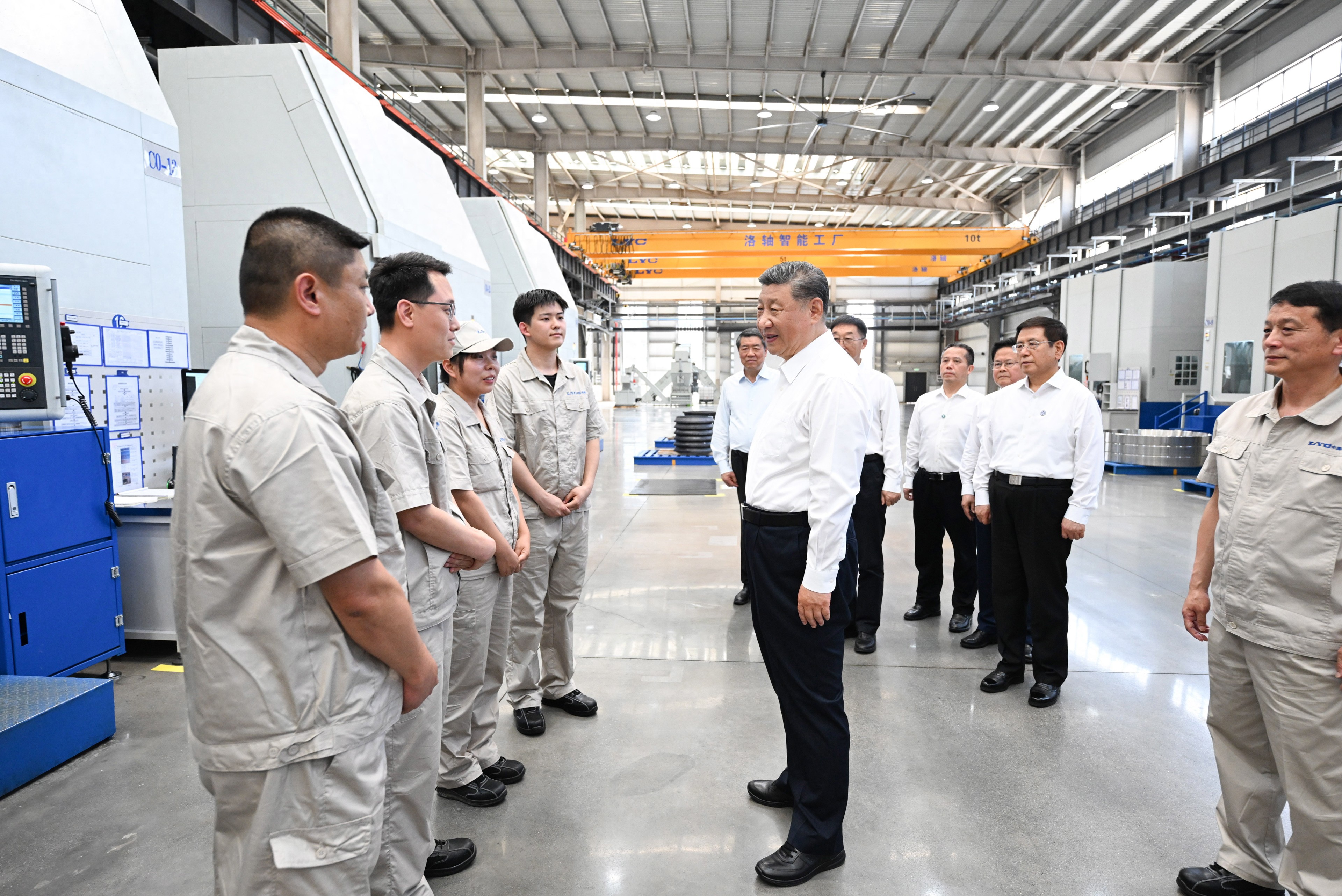 5月19日至20日，中共中央總書記、國家主席、中央軍委主席習(xí)近平在河南考察。這是19日下午，習(xí)近平在洛陽軸承集團股份有限公司智能工廠考察時，同企業(yè)職工親切交流。新華社記者 燕雁 攝