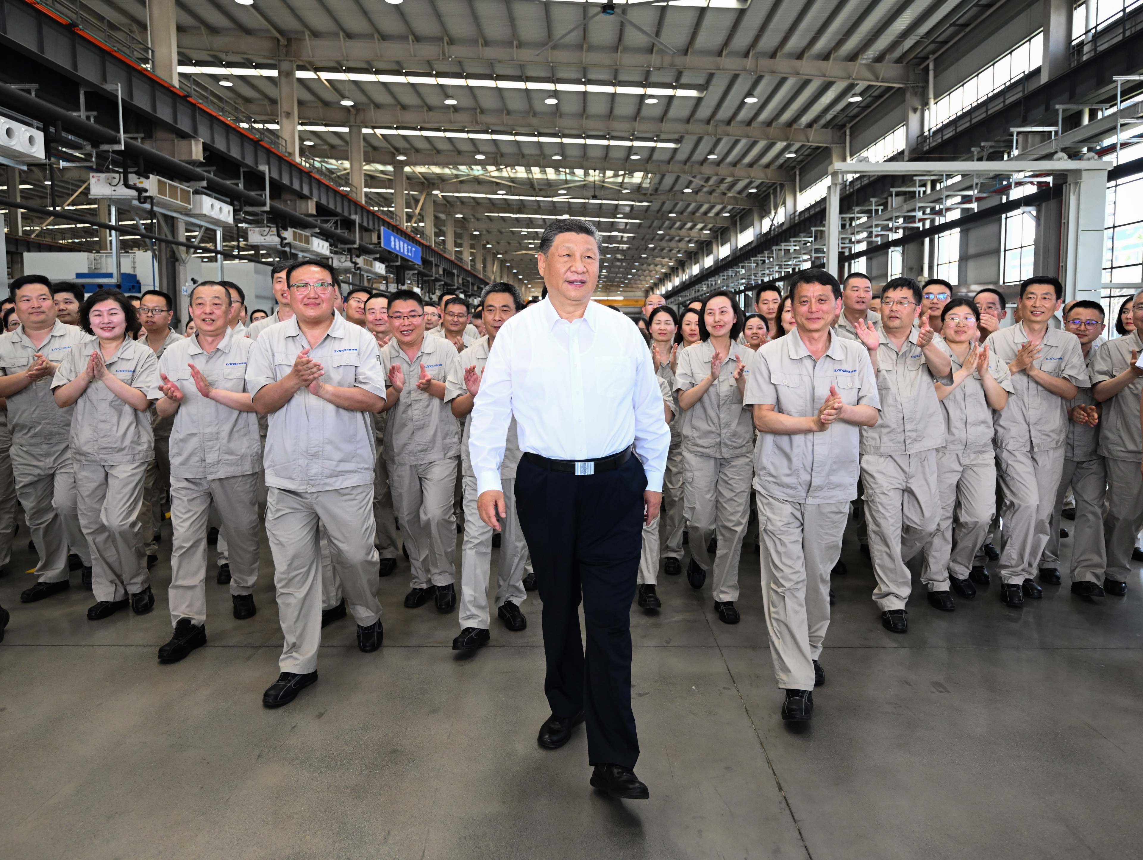 月19日至20日，中共中央總書記、國家主席、中央軍委主席習近平在河南考察。這是19日下午，習近平在洛陽軸承集團股份有限公司智能工廠考察時，同企業(yè)職工在一起。新華社記者 燕雁 攝