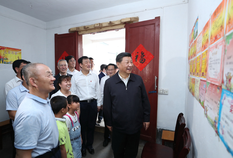 2019年5月20日，習(xí)近平總書記在江西省贛州市于都縣梓山鎮(zhèn)潭頭村看望村民孫觀發(fā)一家人。