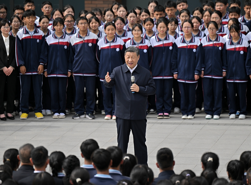 2024年6月18日，習(xí)近平總書(shū)記在青海果洛西寧民族中學(xué)考察時(shí)，同師生們親切交流。