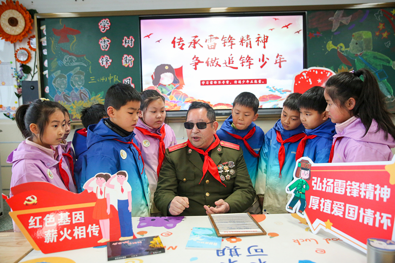 2025年3月3日，江蘇南通如皋市安定小學(xué)里，傷殘軍人許波銀在思政小課堂上向?qū)W生講述雷鋒故事。