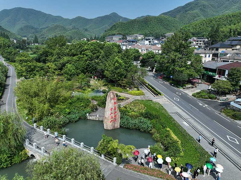 2023年8月11日，游客在浙江安吉余村參觀。