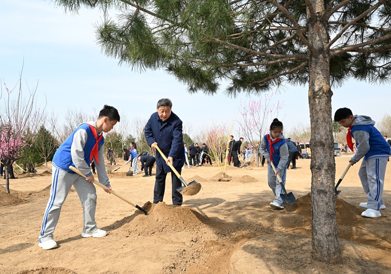 2025年4月3日，習近平總書記來到北京豐臺區(qū)永定河畔參加首都義務植樹活動。