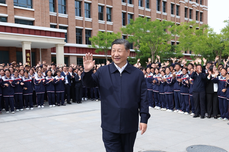 2024年6月18日，習(xí)近平總書記在青海果洛西寧民族中學(xué)考察時(shí)，向師生們揮手致意。