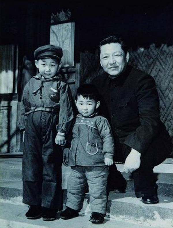 1958年，習(xí)仲勛與兒子習(xí)近平、習(xí)遠(yuǎn)平在一起。