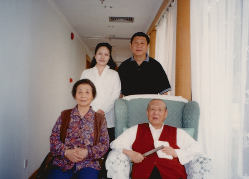 習(xí)近平與夫人彭麗媛同父親習(xí)仲勛、母親齊心的合影。