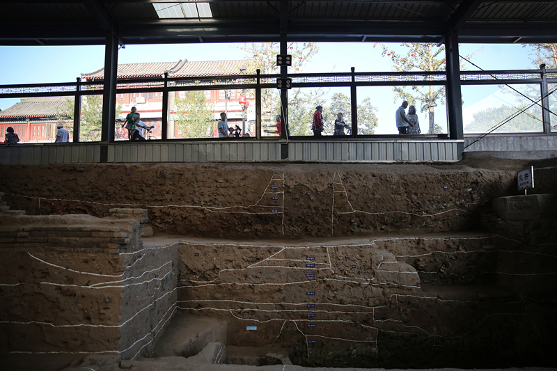 2019年9月7日，人們透過玻璃幕墻看開元寺南廣場遺址考古現(xiàn)場。