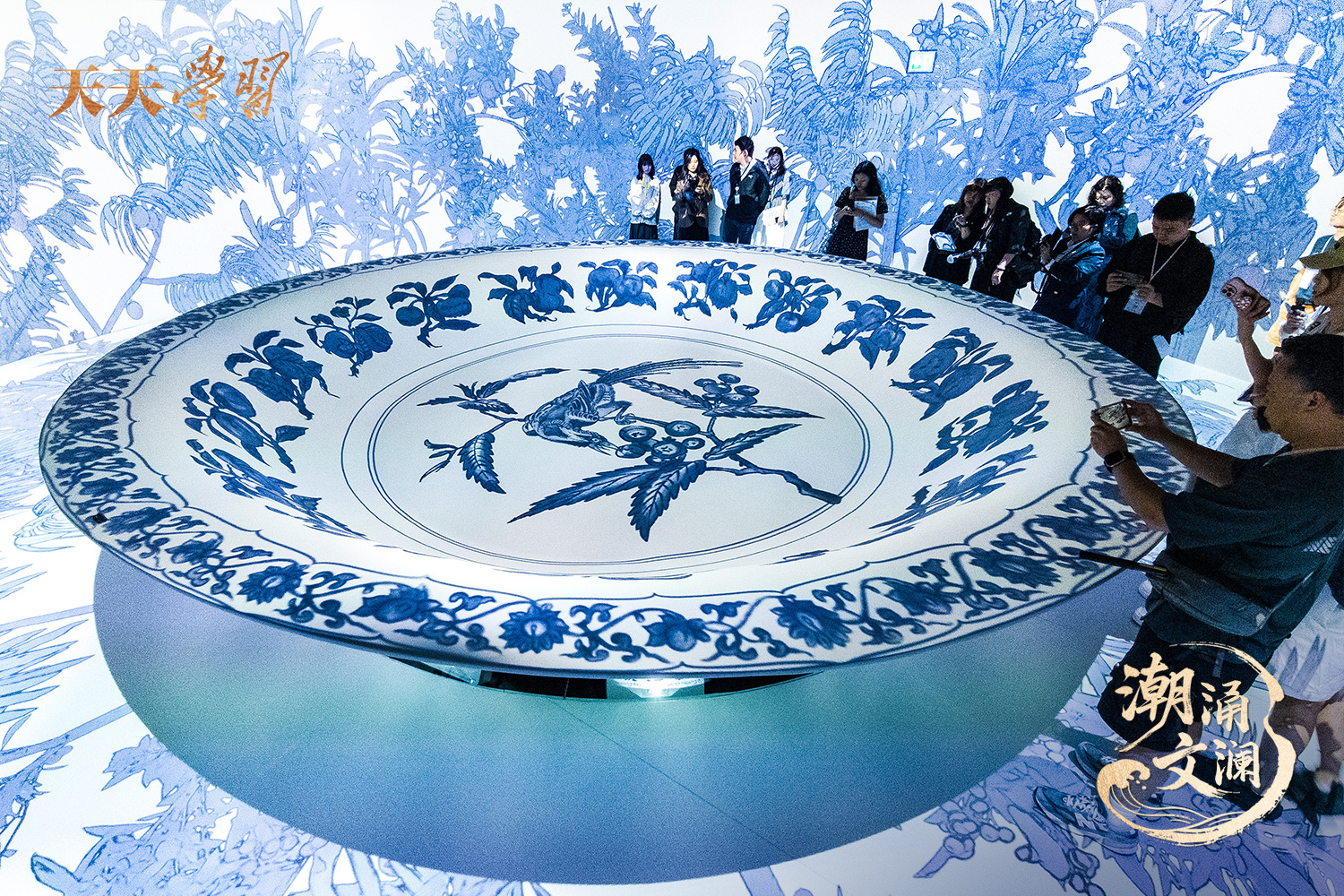 2025年5月13日，“‘紋’以載道——故宮博物院沉浸式數(shù)字體驗(yàn)展”亮相香港故宮文化博物館。