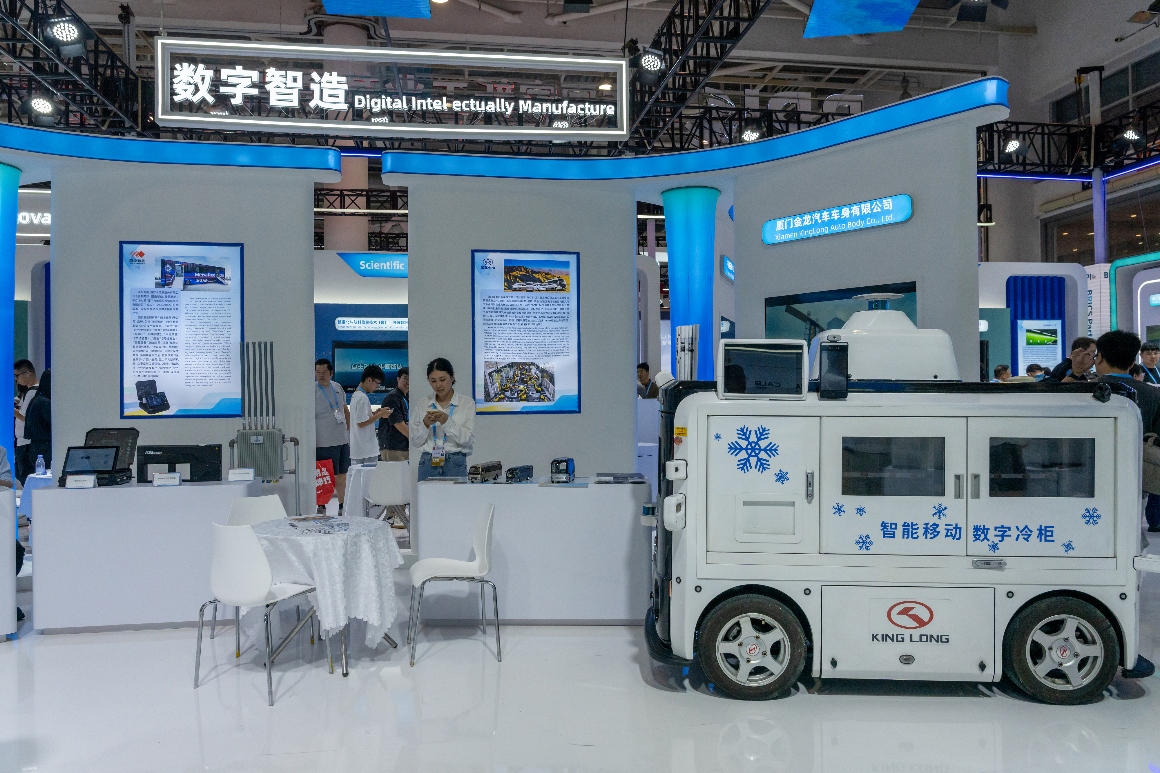 2024年9月9日，福建廈門，觀眾在金磚國家新工業(yè)革命伙伴關(guān)系創(chuàng)新基地展位參觀、洽談。