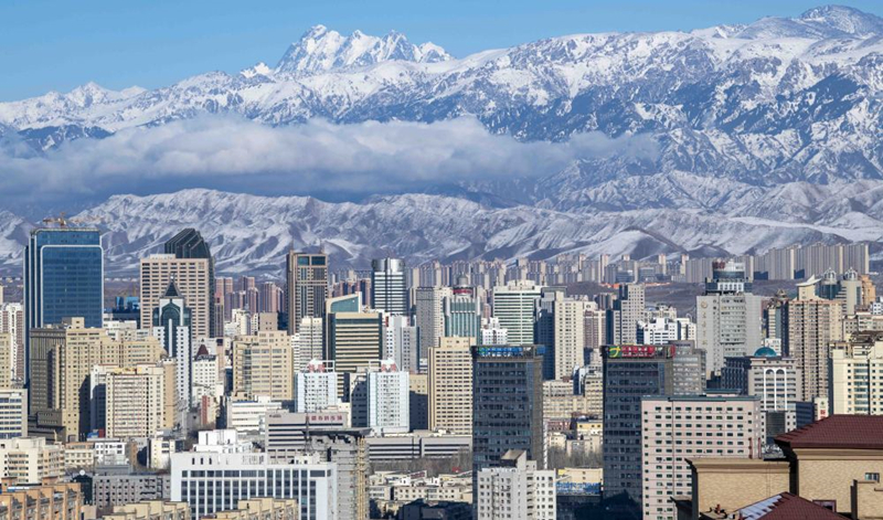 天山腳下的烏魯木齊市城區(qū)一角。