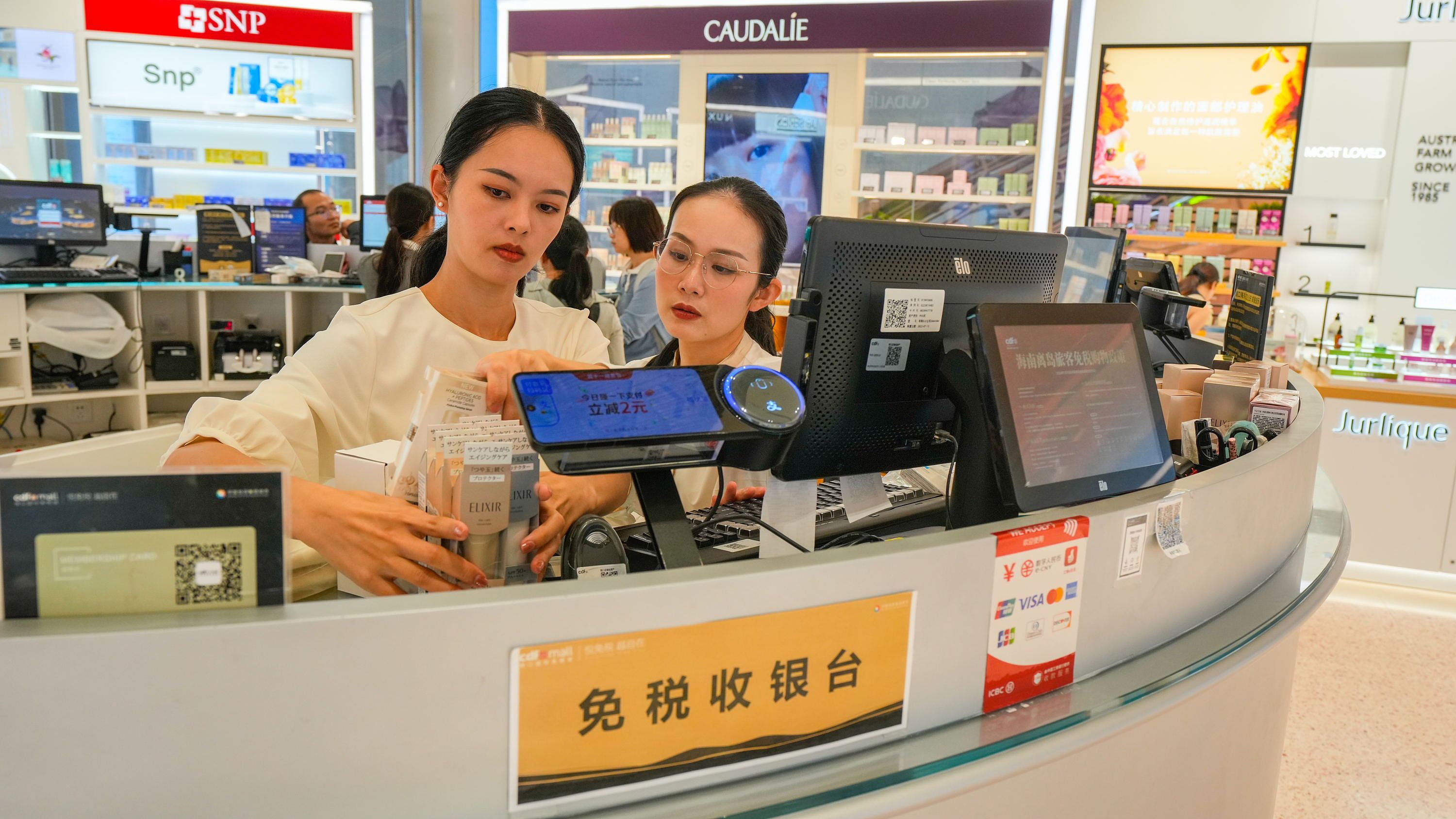 2025年11月1日，海口，cdf海口國際免稅城內(nèi)人頭攢動，眾多旅客在選購免稅商品。