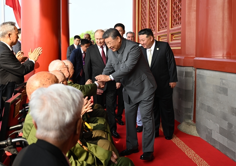 2025年9月3日，習(xí)近平總書記同抗戰(zhàn)老戰(zhàn)士老同志代表親切握手，向他們表示崇高敬意。