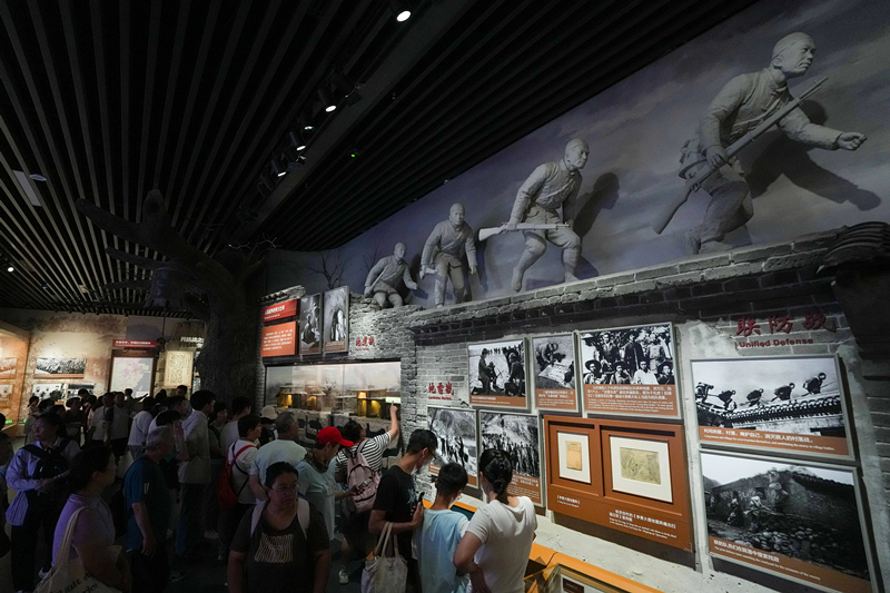 2025年7月8日，參觀者在中國人民抗日戰(zhàn)爭紀(jì)念館參觀《為了民族解放與世界和平》主題展覽。